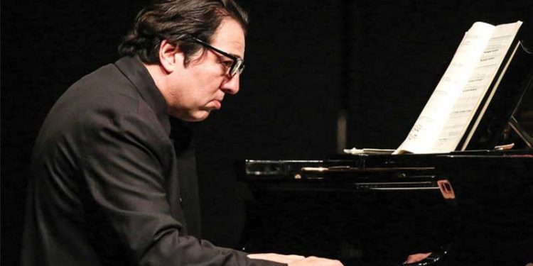 Fazıl Say'dan Demirören' tepkisi: Terk edilmiş yüz binlerce insanımızın geçimi olabilirmiş