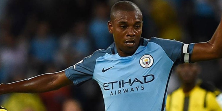 Fernandinho bir sezon daha Manchester City'de