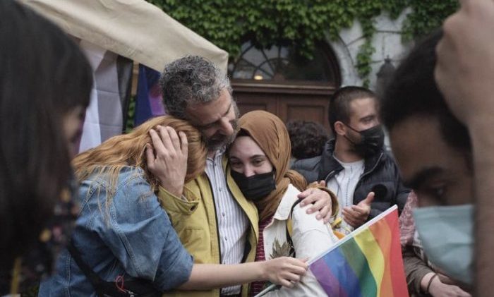 Feyzi Erçin hocanın okulla ilişiği kesildi, polis Boğaziçi’nde çadırlara izin vermedi