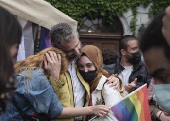 Feyzi Erçin hocanın okulla ilişiği kesildi, polis Boğaziçi’nde çadırlara izin vermedi