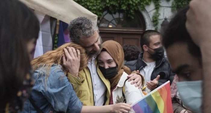 Feyzi Erçin hocanın okulla ilişiği kesildi, polis Boğaziçi’nde çadırlara izin vermedi