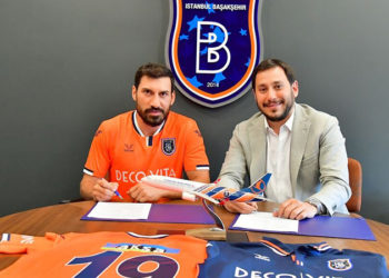 Galatasaray'dan ayrıldığını açıklayan Şener Özbayraklı, Başakşehir ile anlaştı