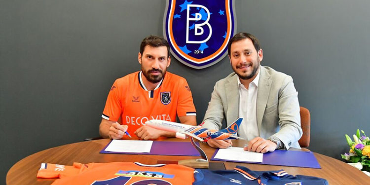 Galatasaray'dan ayrıldığını açıklayan Şener Özbayraklı, Başakşehir ile anlaştı