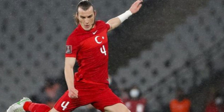 Guardian, Çağlar Söyüncü'yü yazdı: 'Türk futbolunu dönüştüren öncü defans oyuncusu'