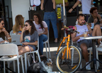 Günlük Koronavirüs vakaları 19'a kadar düştü; İsrail'de kapalı alanlarda maske zorunluluğu da kalkıyor