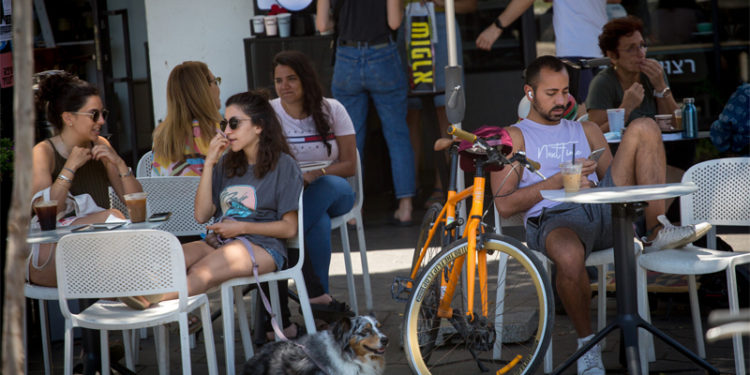 Günlük Koronavirüs vakaları 19'a kadar düştü; İsrail'de kapalı alanlarda maske zorunluluğu da kalkıyor