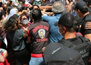 HDP önündeki çadırın kaldırılmasını isteyen kadınlara polis müdahalesi