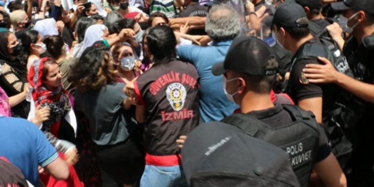 HDP önündeki çadırın kaldırılmasını isteyen kadınlara polis müdahalesi