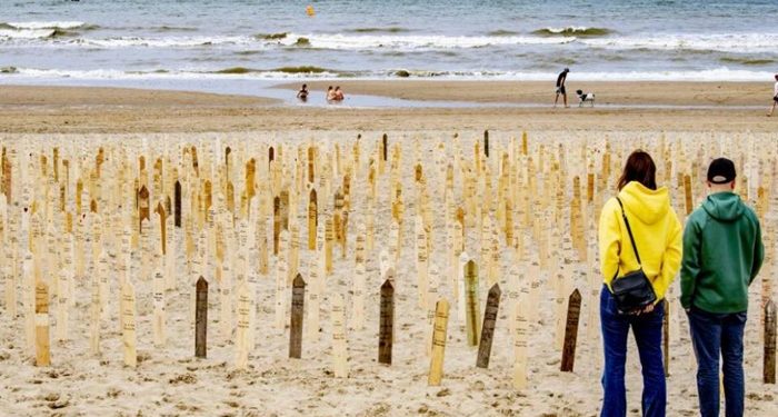 Hayatını kaybeden mülteciler için Lahey sahilinde binlerce anıt