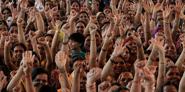 Hindistan Başbakanı Modi: Salgınla savaşanlar yogayı koruyucu kalkan olarak kullanıyor