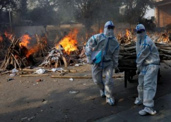 Hindistan'da &ccedil;ete &uuml;yeleri &ouml;ld&uuml;rd&uuml;kleri kişiyi Covid-19 s&uuml;s&uuml; verip yaktı