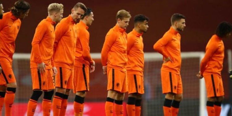 Hollanda Milli Takımı'nın 6 futbolcusunun aşı olmayı reddetmesi tartışma yarattı