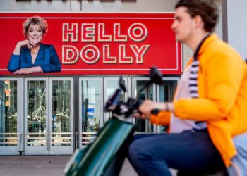 Hollanda'da gece yarısından itibaren tiyatrolar açıldı, bütün biletler tükendi