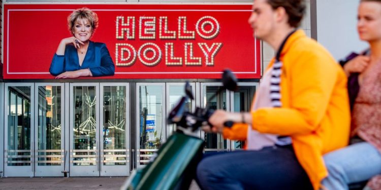 Hollanda'da gece yarısından itibaren tiyatrolar açıldı, bütün biletler tükendi