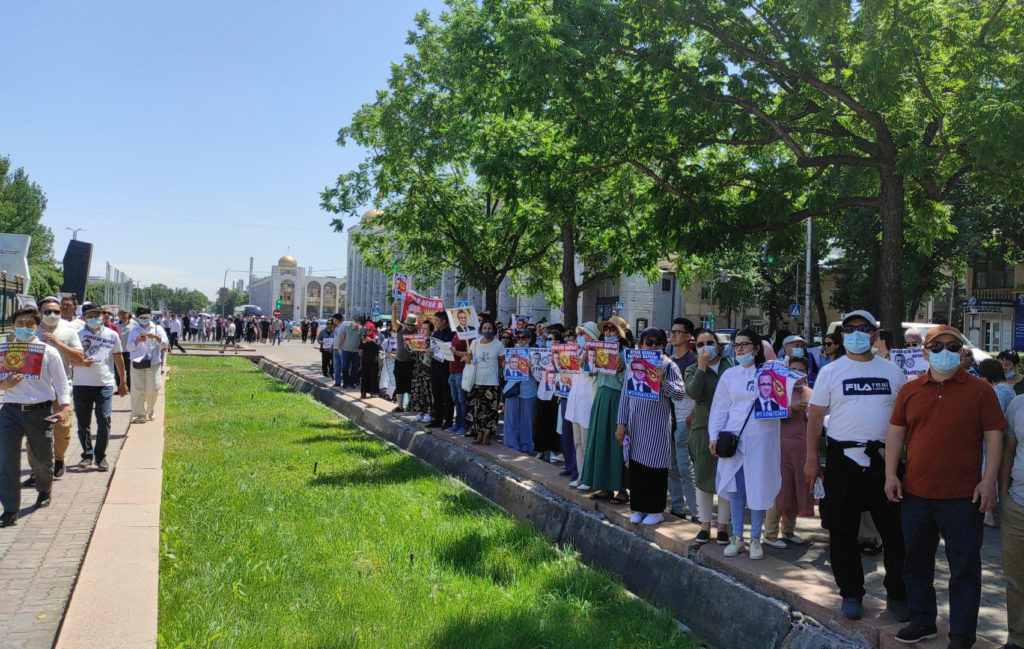 Kırgızlar, Orhan İnandı için bugün de hükümet binası önünde