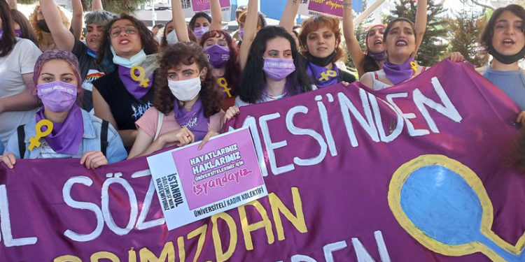 Kadınlar, “İstanbul Sözleşmesi’nden vazgeçmiyoruz” demek için buluştu