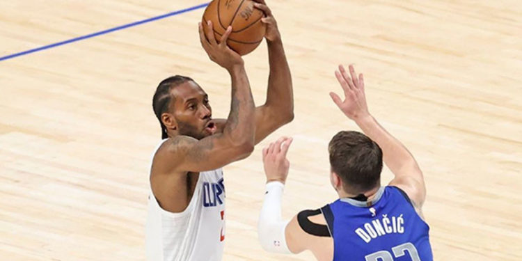Kawhi Leonard 45 sayıyla şov yaptı; Los Angeles Clippers, seriyi son maça taşıdı