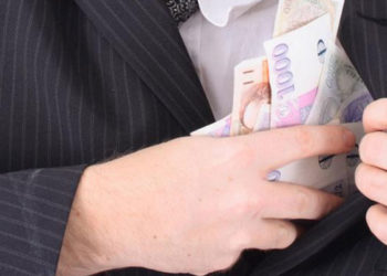 Koronavirüs Avrupa'da üst düzey yöneticilerin maaşlarını düşürdü