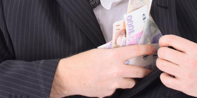 Koronavirüs Avrupa'da üst düzey yöneticilerin maaşlarını düşürdü