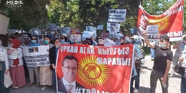 Kırgızistan'da bir süredir haber alınamayan Orhan İnandı için gösteri