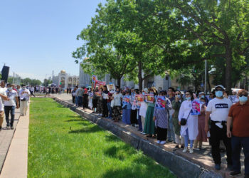 Kırgızlar, Orhan İnandı için bugün de hükümet binası önünde