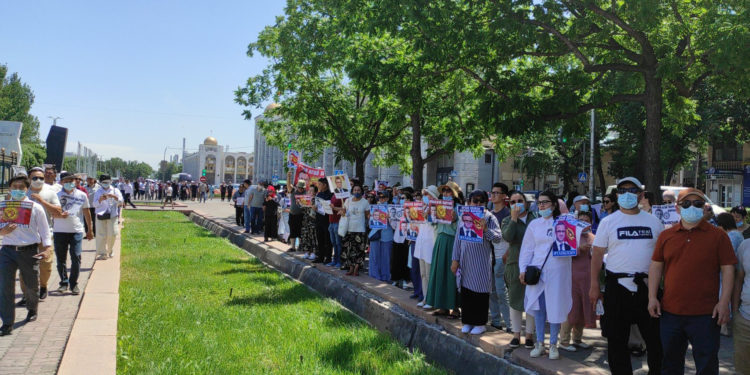 Kırgızlar, Orhan İnandı için bugün de hükümet binası önünde