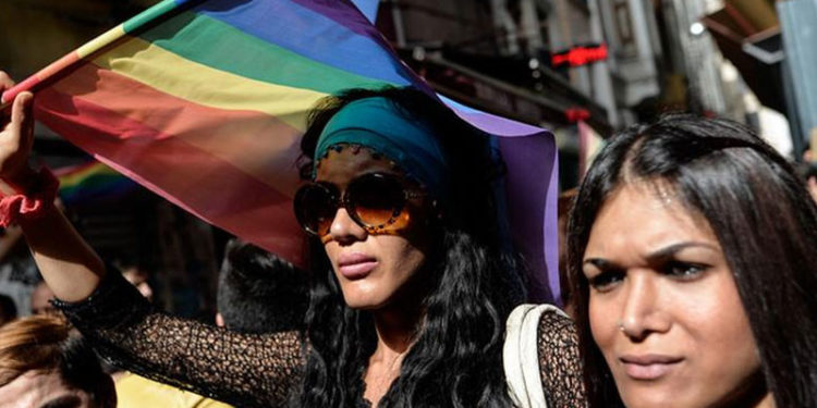 LGBTİ+'lar yasaklara rağmen Taksim'de