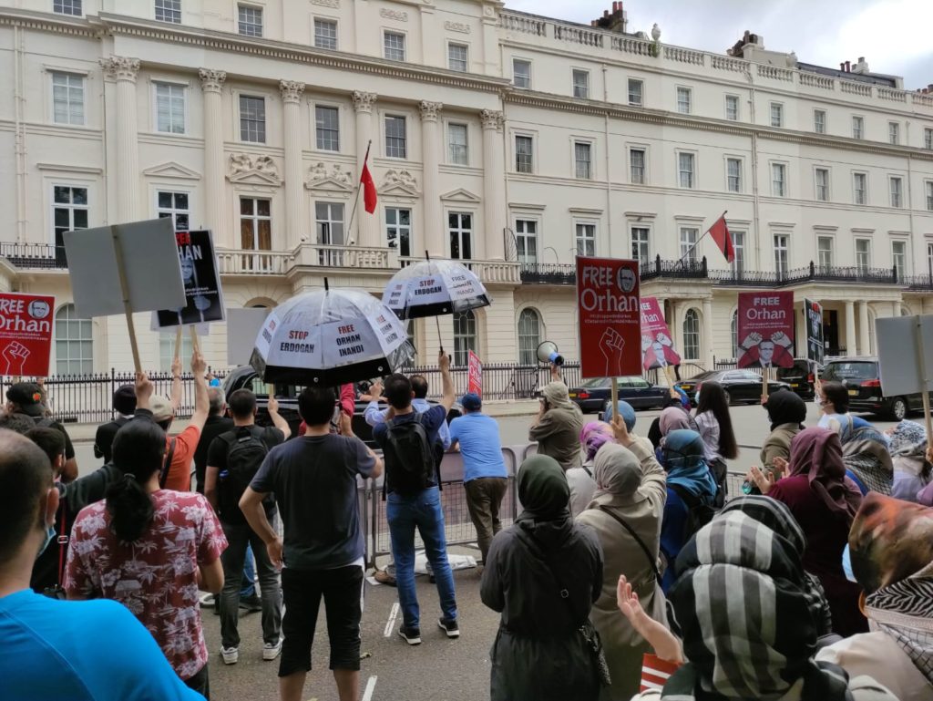 Londra’daki Türk Büyükelçiliği önünden Türkiye’ye çağrı: Orhan İnandı ve tüm kayıpları bulun