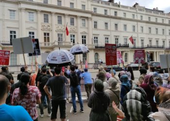 Londra’daki Türk Büyükelçiliği önünden Türkiye’ye çağrı: Orhan İnandı ve tüm kayıpları bulun