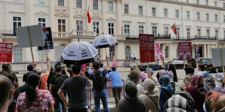 Londra’daki Türk Büyükelçiliği önünden Türkiye’ye çağrı: Orhan İnandı ve tüm kayıpları bulun