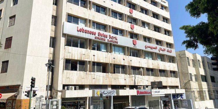 Lübnan'da bir bankanın çalışanlarına yapılan saldırının arkasında destek eylemi: Tüm bankalar bir gün kapalı kaldı