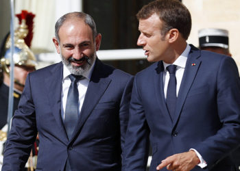 Macron: Azerbaycan, Ermenistan'ın egemen topraklarını terk etmeli