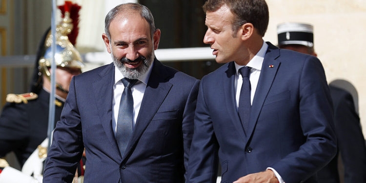 Macron: Azerbaycan, Ermenistan'ın egemen topraklarını terk etmeli