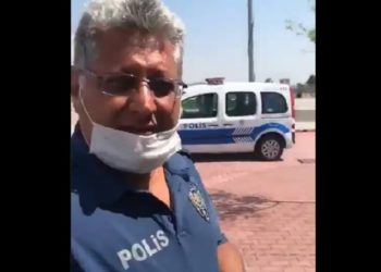 Maske takmayan polisleri uyaran gazeteci darp edildi