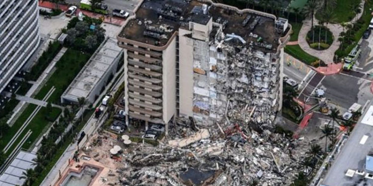 Miami'de 12 katlı apartman yıkıldı, binada yaşayan 99 kişiden haber alınamıyor