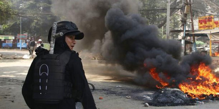 Myanmar'da askerler köylülerle çatıştı: En az 20 sivil öldü