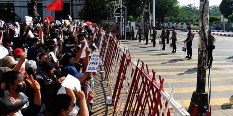 Myanmar'da ordunun darbe karşıtlarına müdahalesi sonucu ölenlerin sayısı 840'a çıktı