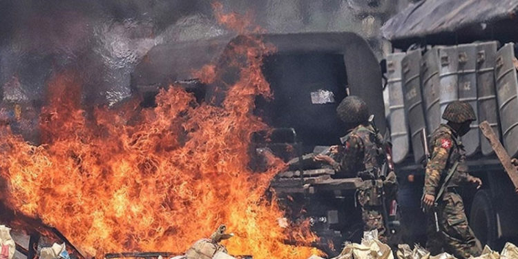 Myanmar'da orduyla isyancı grup arasındaki çatışmalarda 80 askerin öldüğü iddia edildi