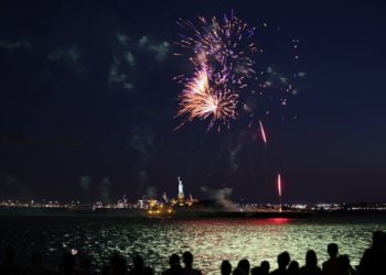 New York, koronavirüs kısıtlamalarının kaldırılmasını havai fişeklerle kutladı