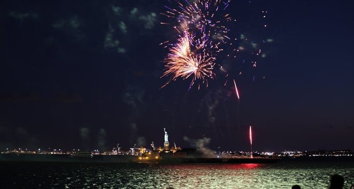 New York, koronavirüs kısıtlamalarının kaldırılmasını havai fişeklerle kutladı