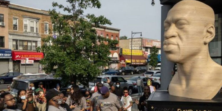 New York'taki George Floyd heykeli aşırı sağcı bir grubun saldırısına uğradı