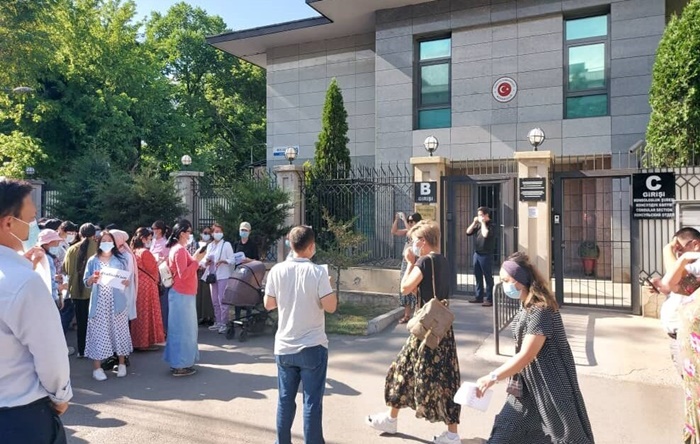 Orhan İnandı için elçilik önünde basın açıklaması yapıldı; sağlık görevlisi binaya girdi