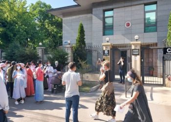 Orhan İnandı için elçilik önünde basın açıklaması yapıldı; sağlık görevlisi binaya girdi