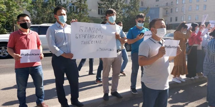 Orhan İnandı’nın öğrencileri, arkadaşları, Kırgız vatandaşlar eylemlerine devam ediyor