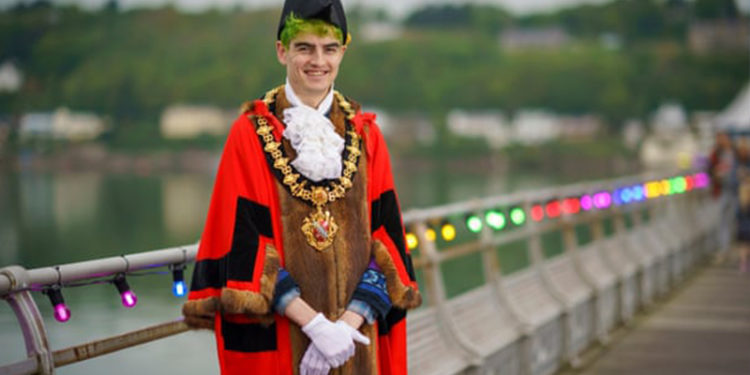 Owen Hurcum, "ilk non-binary belediye başkanı" olarak tarihe geçti