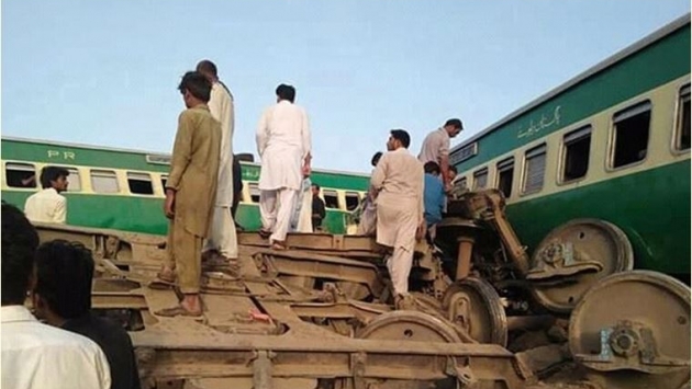 Pakistan'da tren kazası: En az 30 ölü