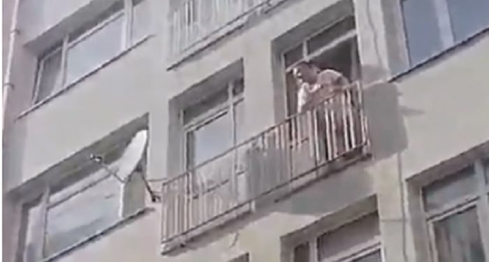 Polise ‘ses bombası atmayın çocuk uyuyor’ diyen vatandaş evinde gözaltına alındı!