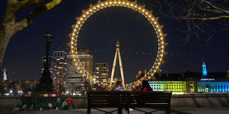 Polonya, İngiltere'den gelen yolculara 1 haftalık zorunlu karantina uygulayacak