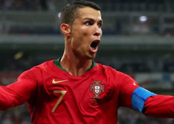 Ronaldo, basın toplantısında önündeki kola şişelerini kenara itti: 'Su için'