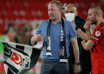 Sergen Yalçın'dan Beşiktaş yönetimine "bir yıllık" talep